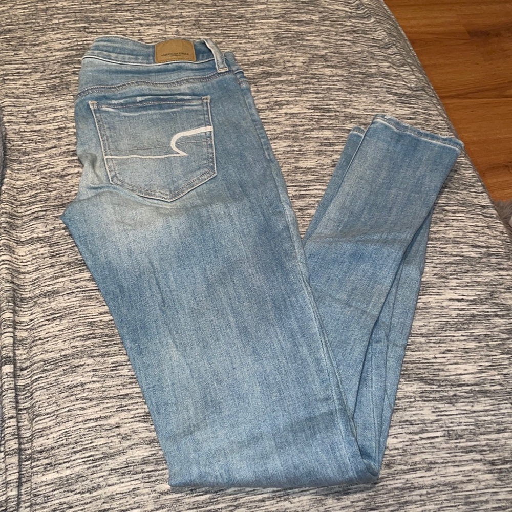 size 6 x-long american eagle light wash jeans